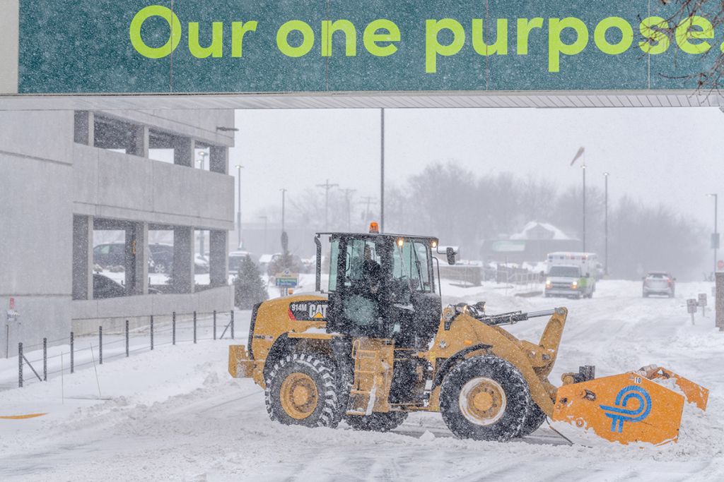 Perficut tractor removing snow